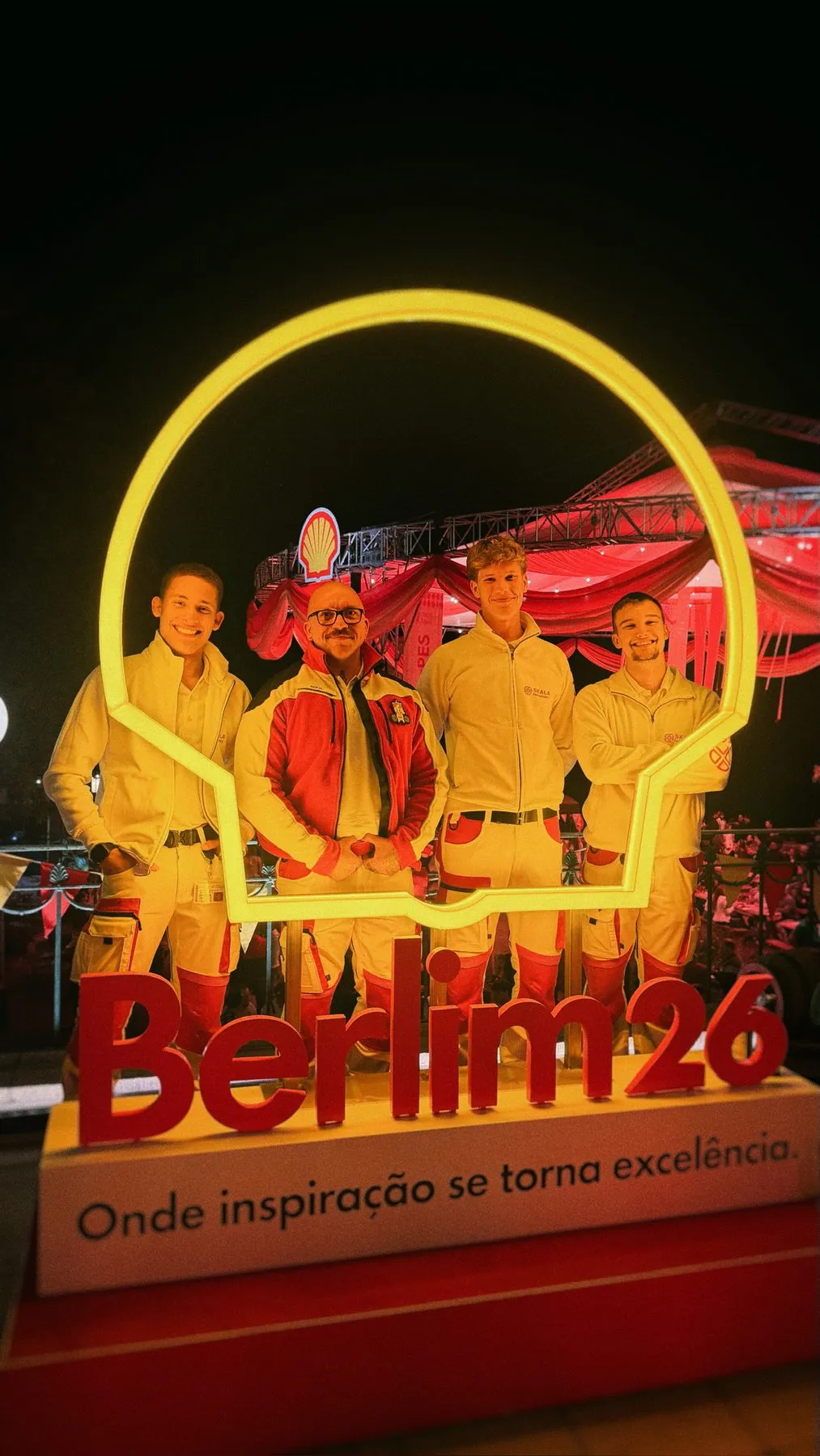 Leuchtschild „Berlin26“ auf einem Event, betreut von SKALA Paramedics