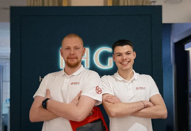 Zwei Sanitäter von SKALA Paramedics lächelnd am Eingang einer Veranstaltung