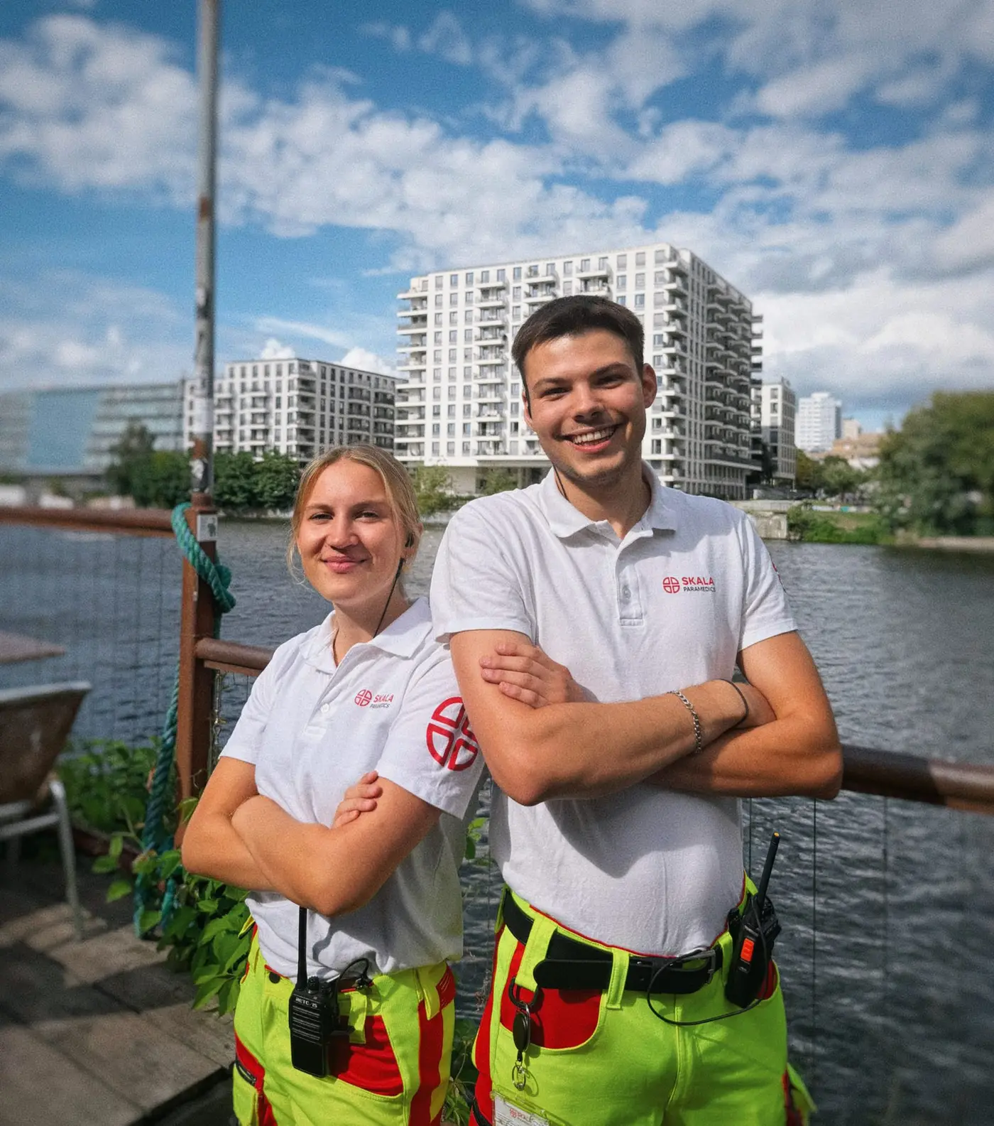 Sanitäterin und Sanitäter von SKALA Paramedics an der Spree