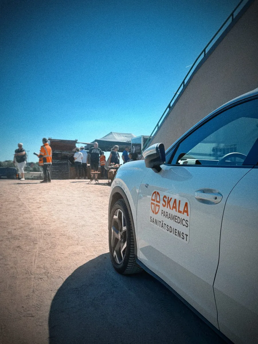 Einsatzfahrzeug von SKALA Paramedics am Rand eines Strand-Events