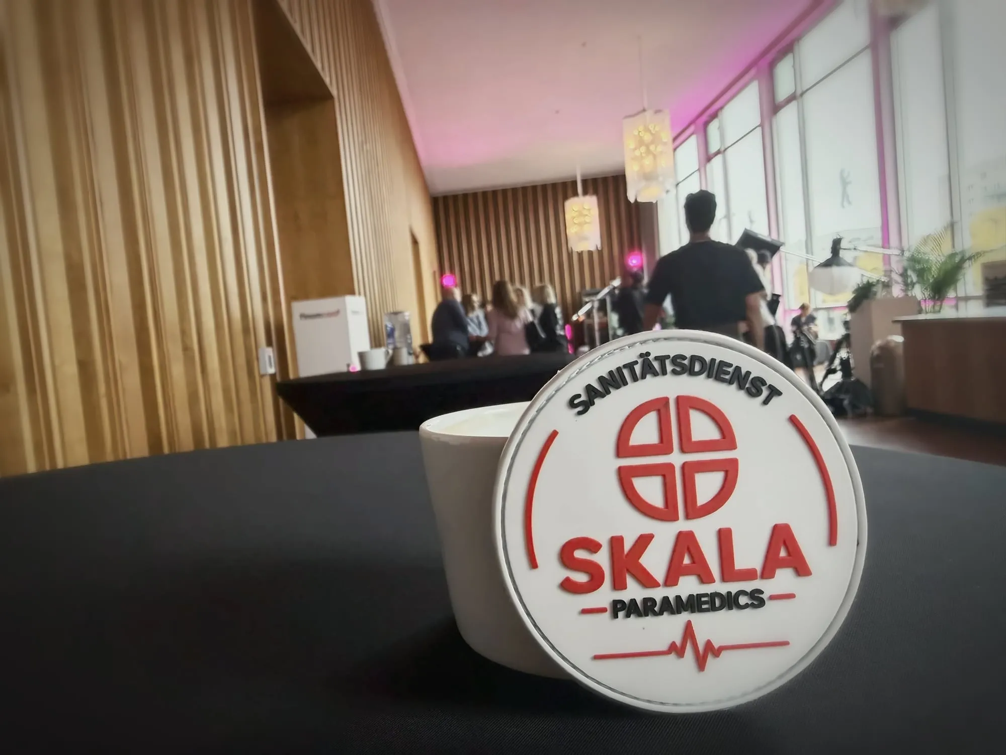 Patch von SKALA Paramedics auf einem Stehtisch im Foyer des Kino International