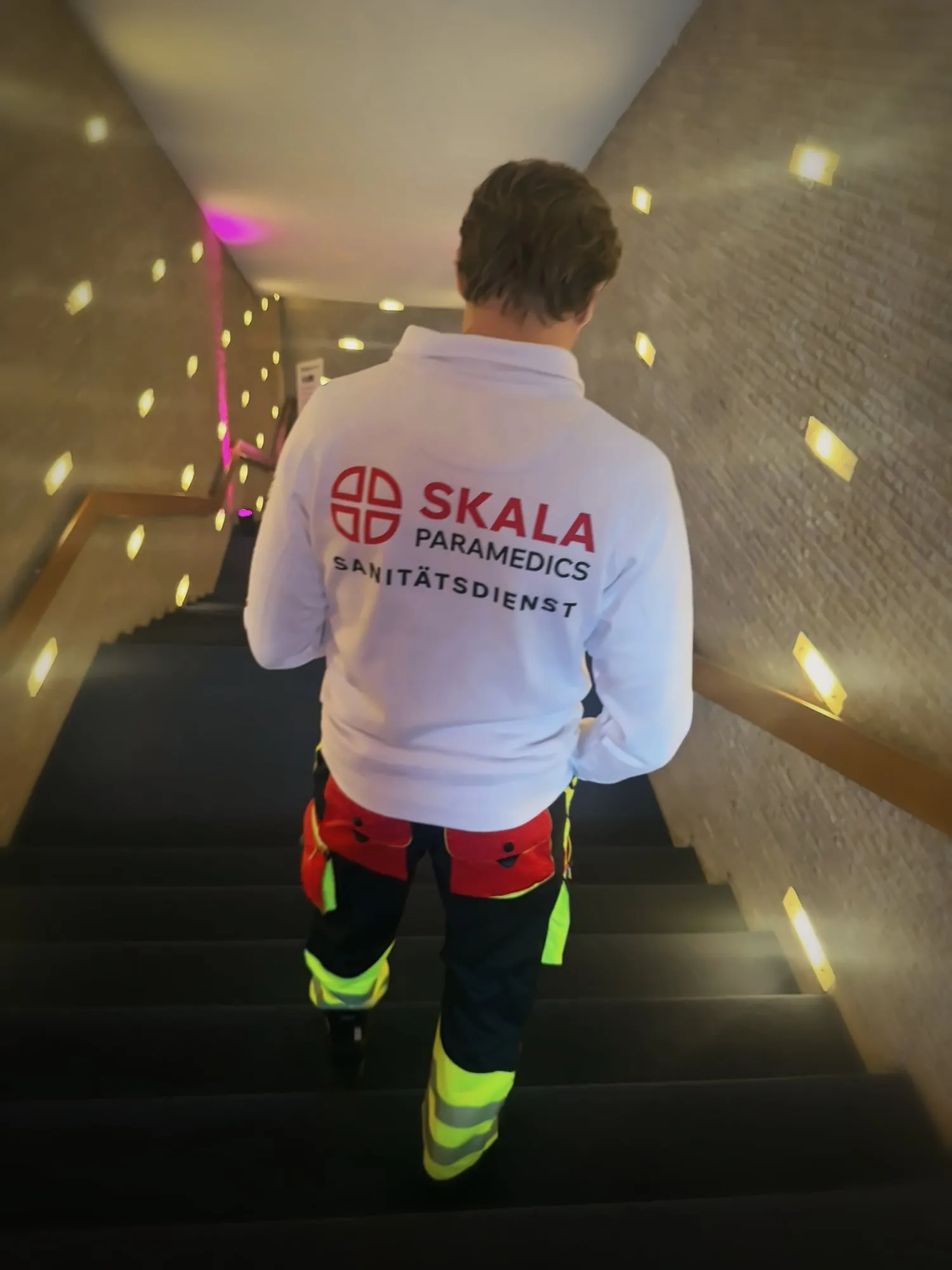 Einsatzkraft von SKALA Paramedics auf der Treppe im Kino International