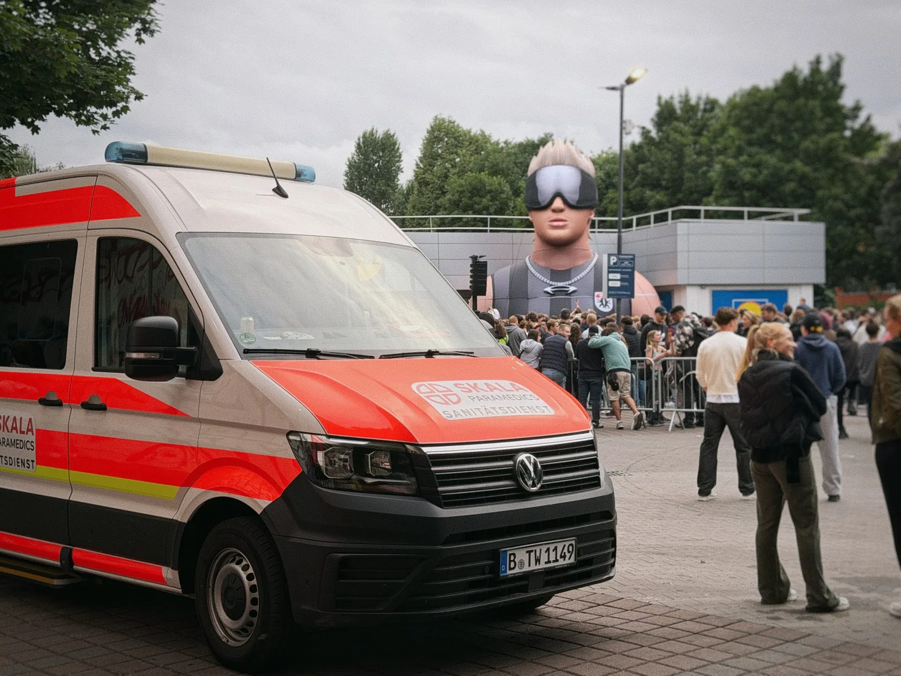 Krankentransportwagen von SKALA Paramedics auf einem Event-Gelände
