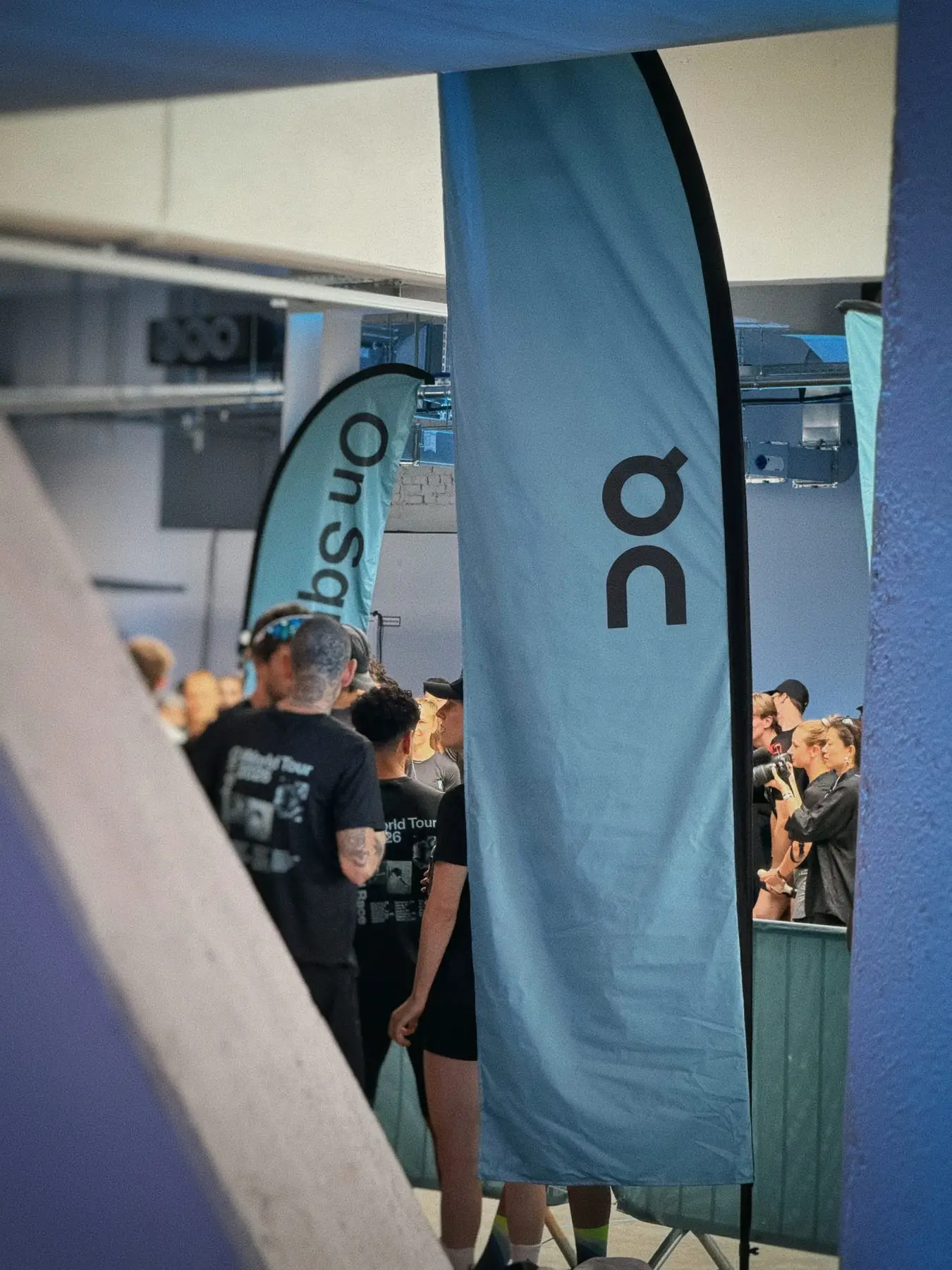 Laufevent mit Teilnehmenden und Beachflags, betreut von SKALA Paramedics