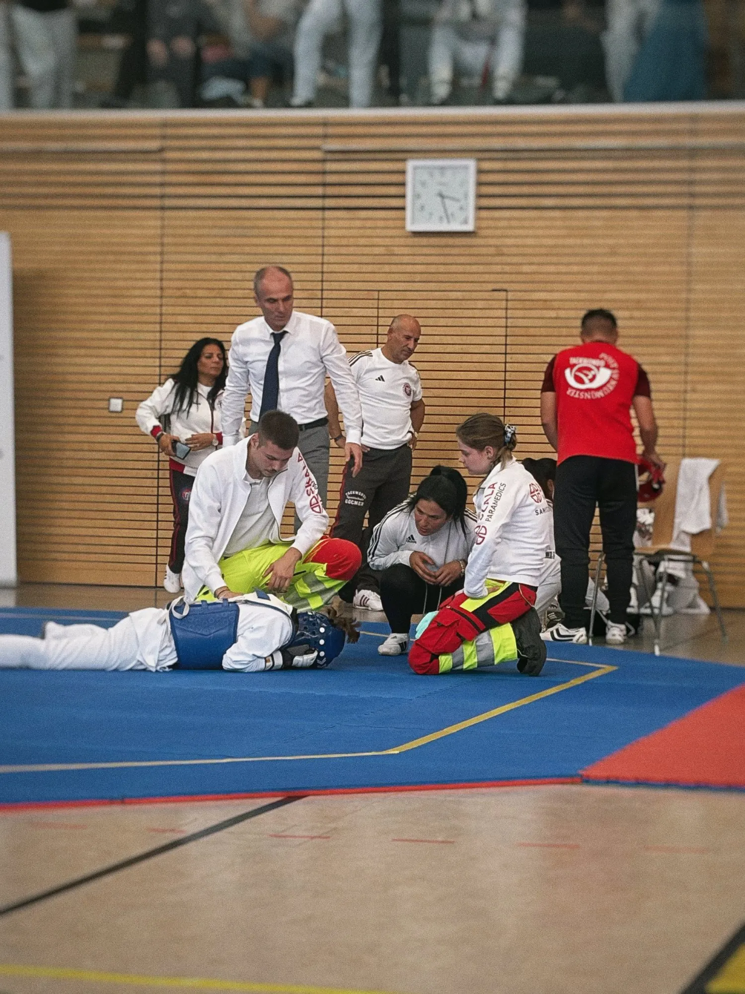 Sanitäter von SKALA Paramedics versorgen einen Sportler auf der Matte bei einem Taekwondo-Turnier
