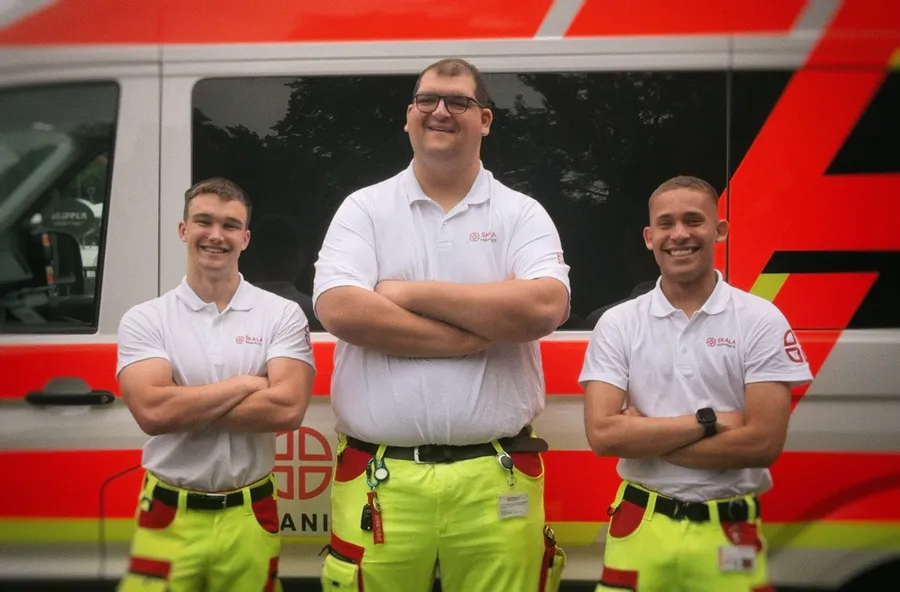 The founders Leon Marré, Ivan Dimitrov and Anthony M. Jurisch in front of a patient transport ambulance