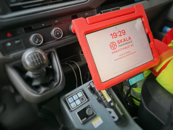 Deployment iPad with SKALA logo in the cockpit of a response vehicle