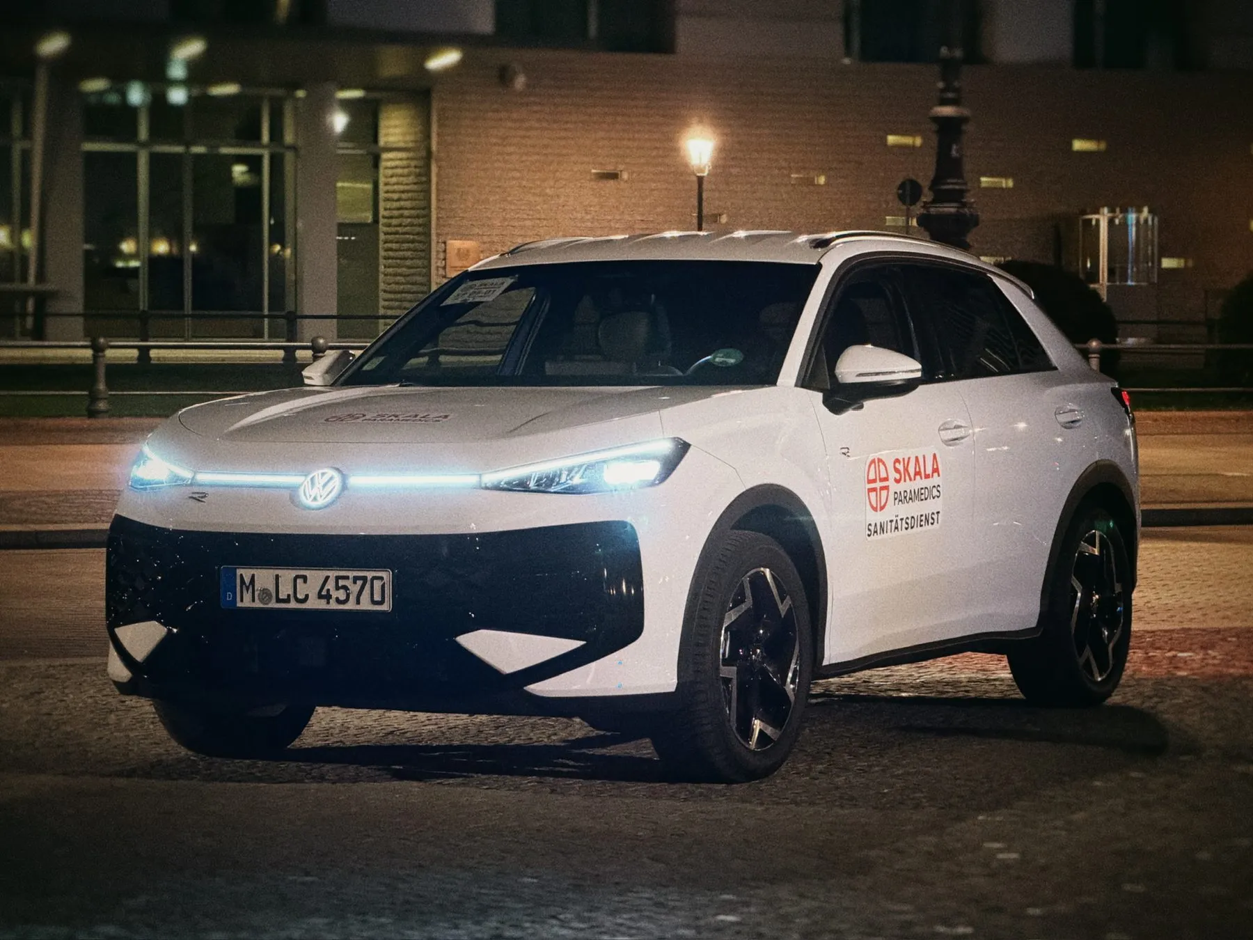 Weißes First-Responder-Fahrzeug von SKALA in Frontansicht bei Nacht