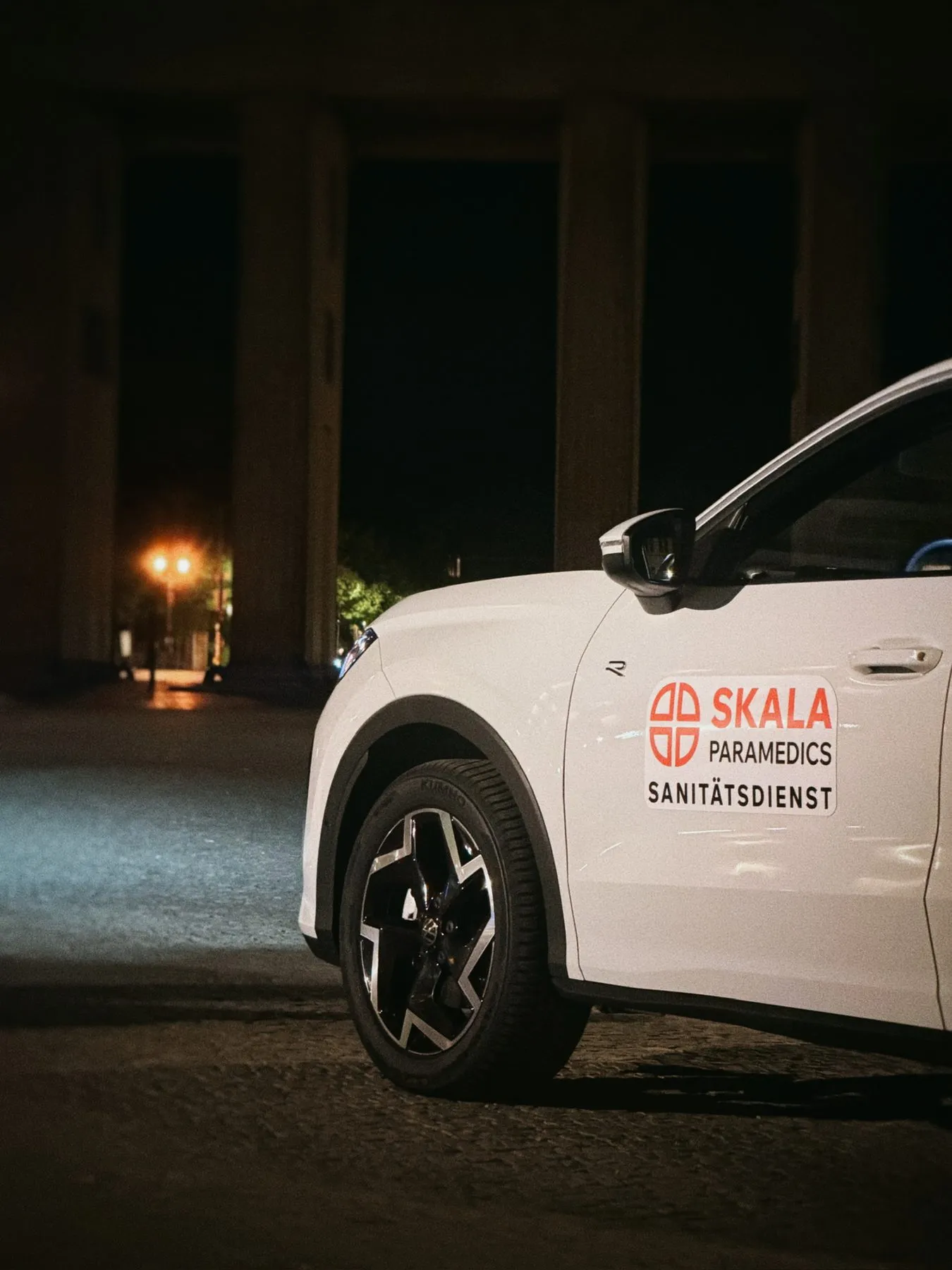 Weißes First-Responder-Fahrzeug von SKALA in Seitenansicht bei Nacht