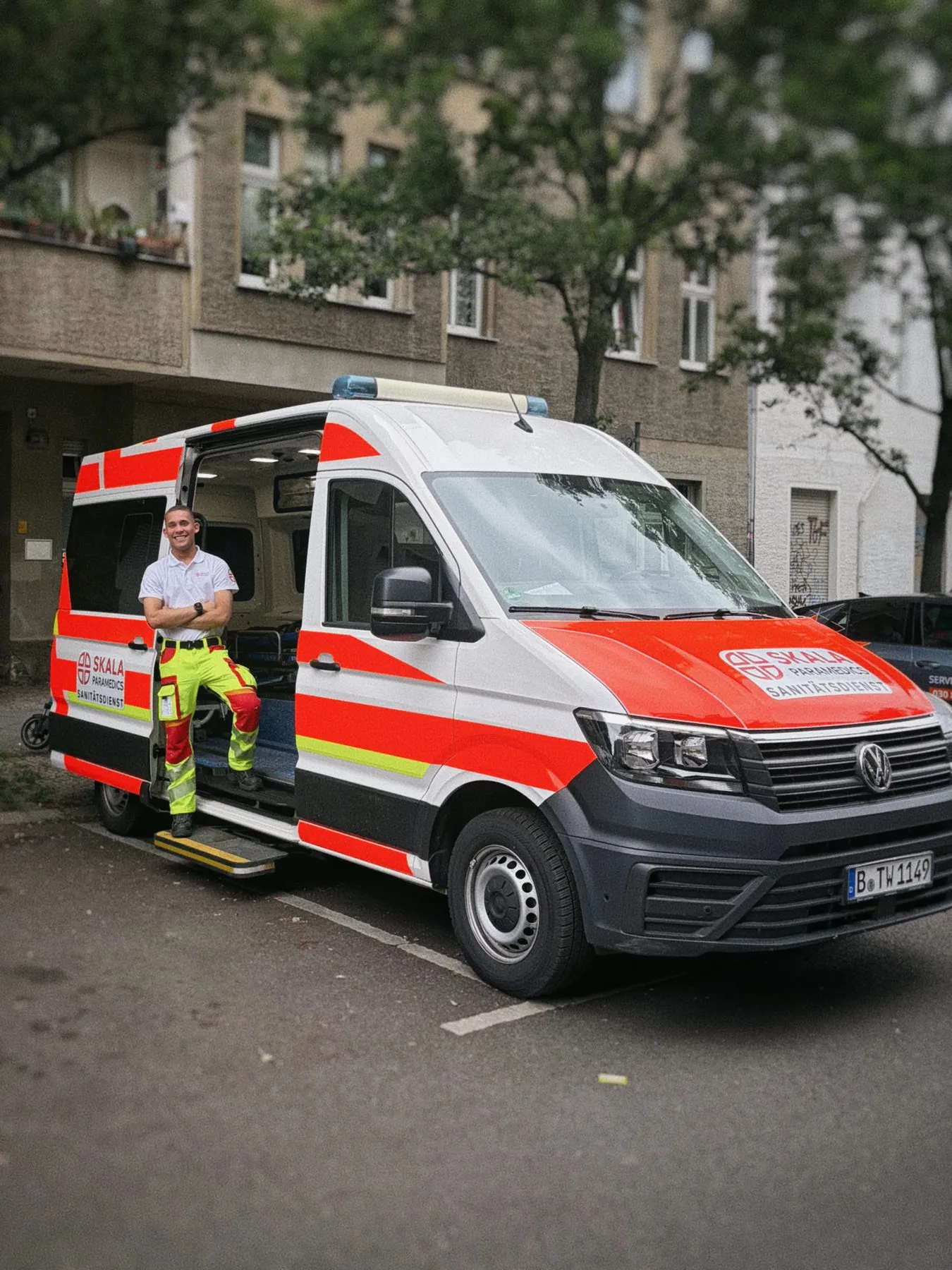 Sanitäter an der offenen Schiebetür eines Krankentransportwagens