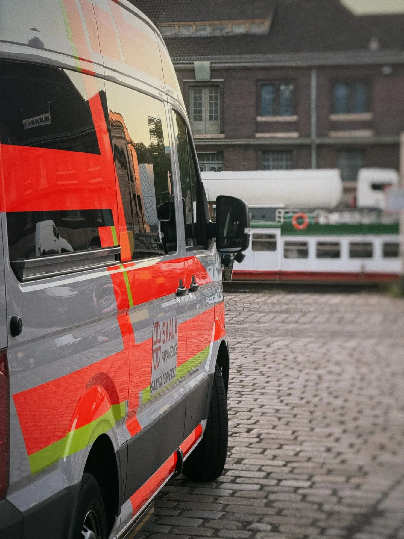 Krankentransportwagen von SKALA Paramedics am Hafen
