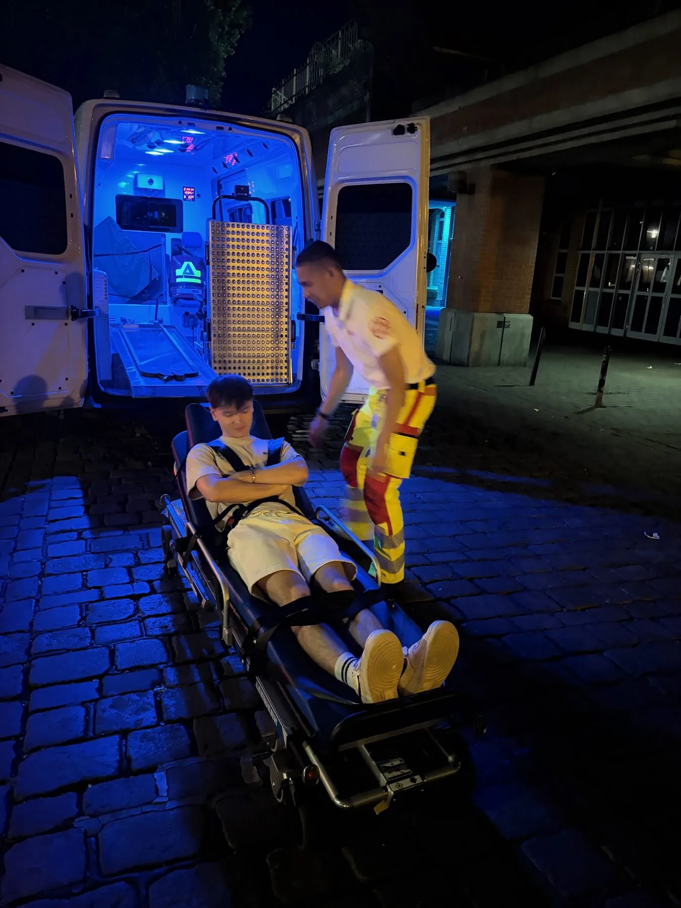 Trage am Heck eines Krankentransportwagens bei Nacht