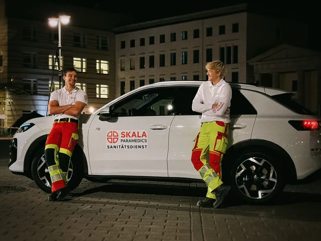 Two medics next to the SKALA response vehicle at night in central Berlin