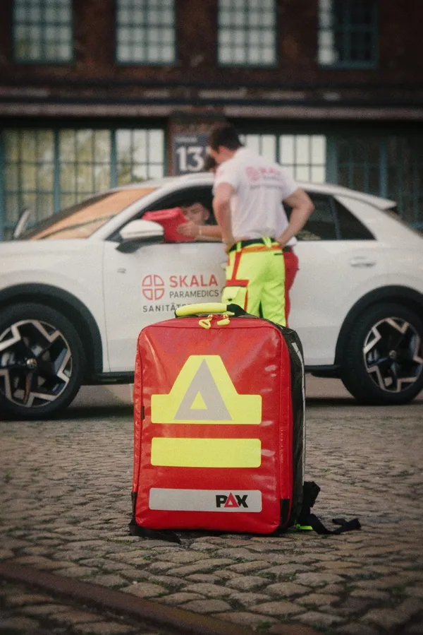 Red emergency backpack in front of the SKALA response vehicle